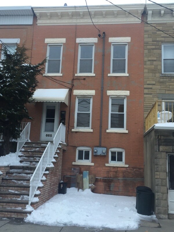 Brick Row Home - 665 Kennedy Blvd