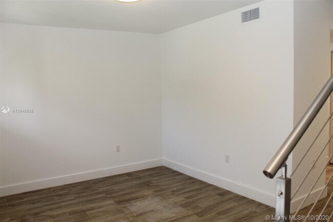 Building Photo - 122 SW 56th Ave