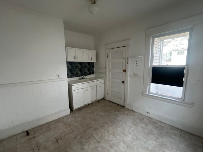 Building Photo - 759 E 91st St