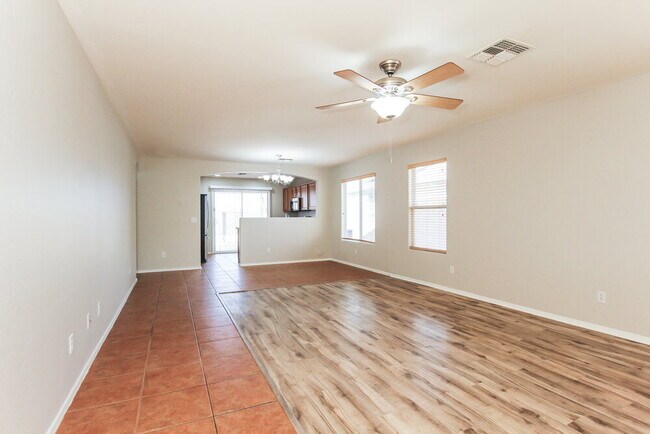 Foto del edificio - 15066 W Buchanan St
