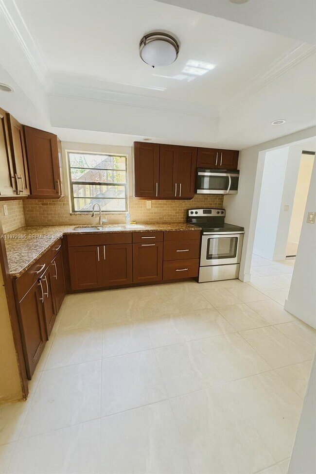 Foto del edificio - 800 NE 199th St