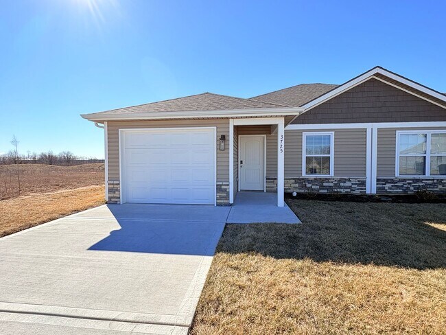 Foto del edificio - Newer 3 Bed with Two Months Free, Cash Benefit, Deposit Paid For, and Waived App Fees (Open Houses)