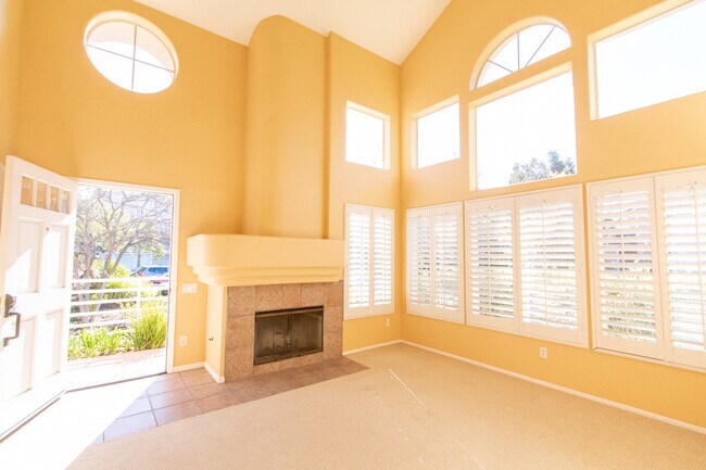 Foto del edificio - Tri-Level 3 bedroom 3 bath Home in Heart o...