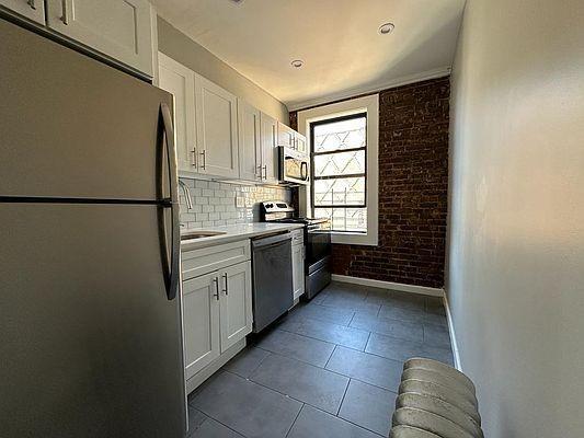 Foto del edificio - 3 bedroom in BRONX NY 10462