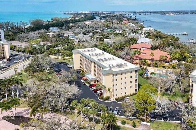 Foto del edificio - 8625 Midnight Pass Rd