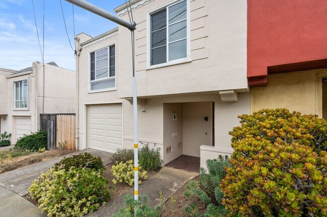 Building Photo - Bright and Spacious Miraloma Home - Update...