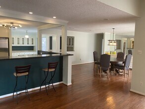 Building Photo - 5 Bendwood Dr