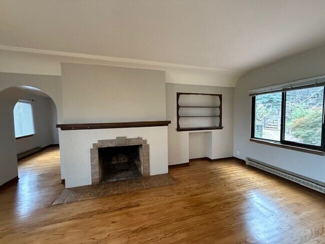 Building Photo - Cliff Dr. Apartment - Spacious with Hardwo...