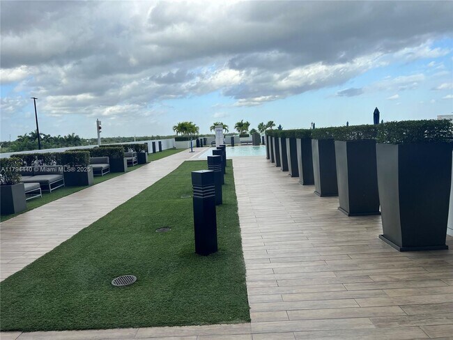 Foto del edificio - 5300 Paseo Blvd