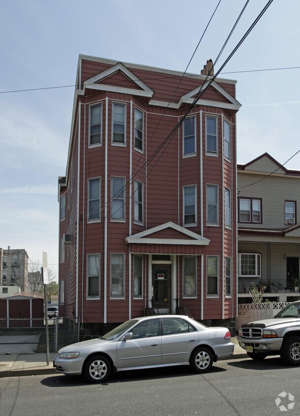 Foto principal - 54 Montrose Ave