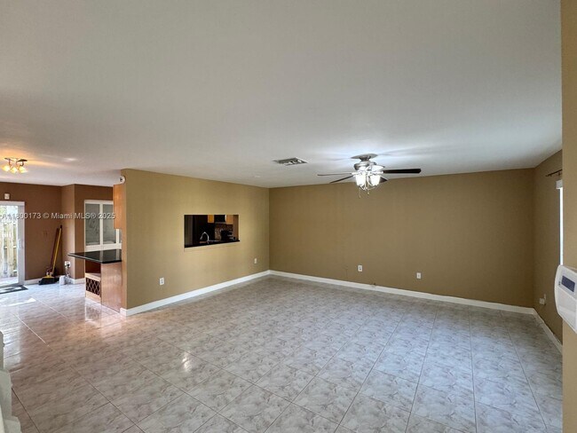 Foto del edificio - 10876 NW 8th St