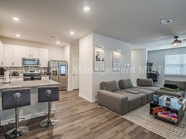 Foto del edificio - Charming spacious 2-story with a 2-car gar...
