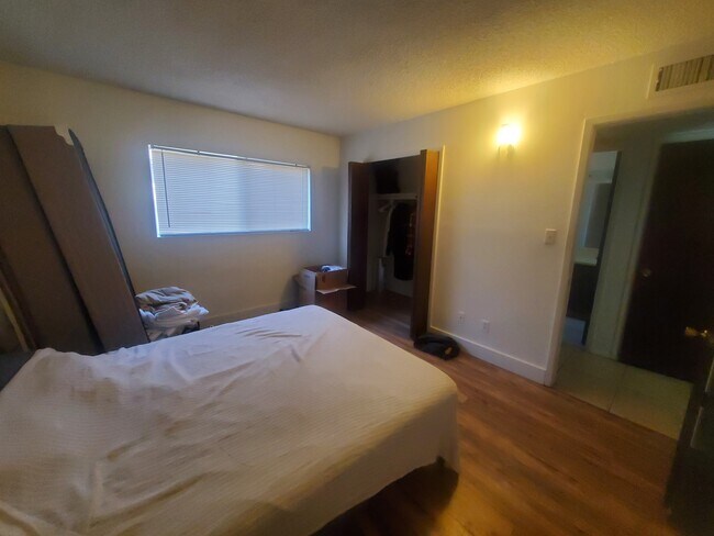 Foto del edificio - 424 W 9th St