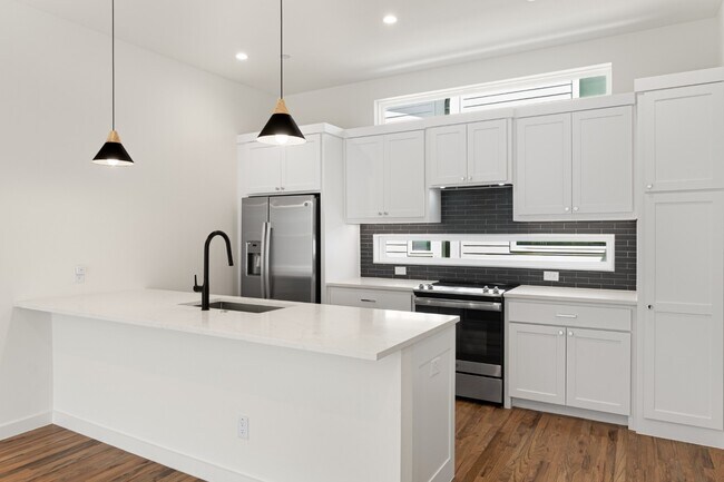 Foto del edificio - 3 bedroom Lakewood Townhome Walking Distance to Whole Foods and all of your favorites!