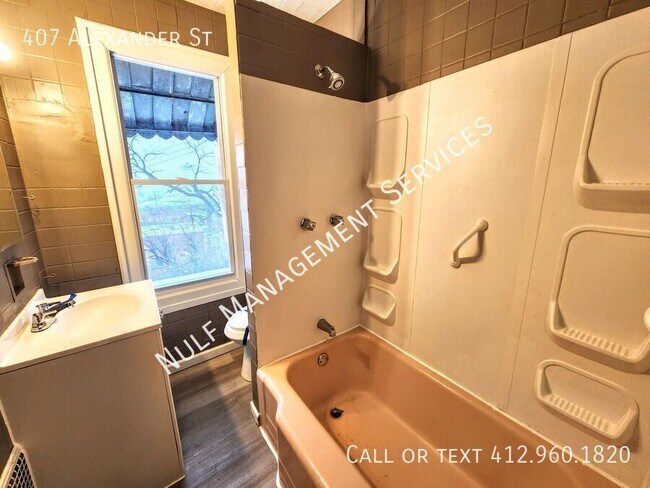 Building Photo - 407 Alexander St