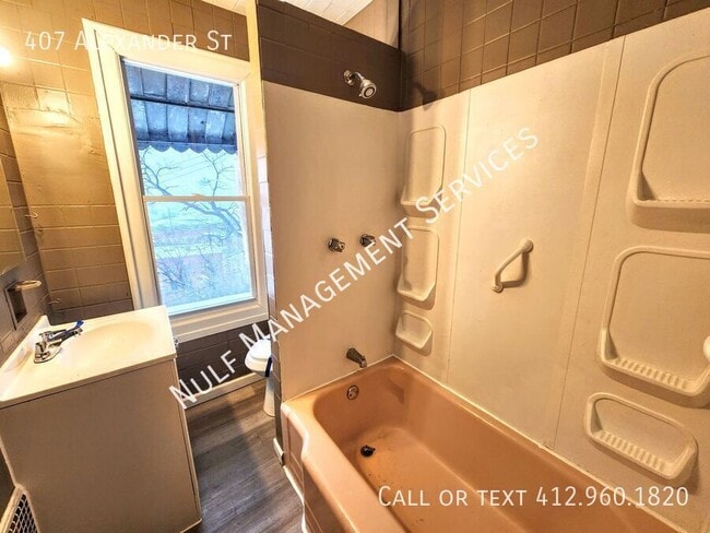 Photo - 407 Alexander St House