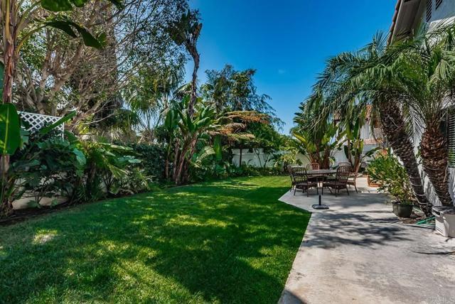 Building Photo - 729 Poinsettia Park S