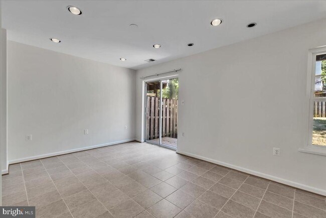 Building Photo - 419 Nikki Terrace SE