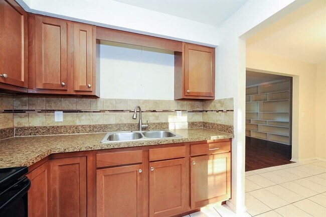 Foto del edificio - 3012 E Waters Ave