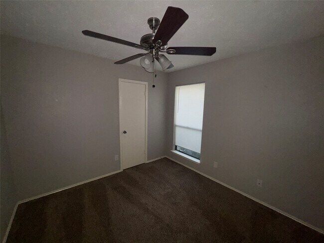 Foto del edificio - 2806 Goldspring Ln