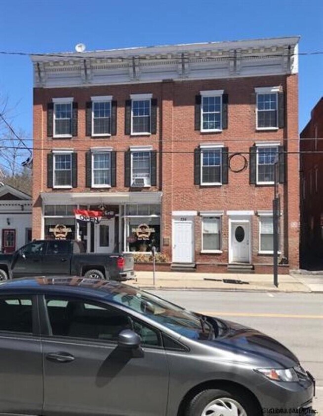 Foto principal - 334 Main St