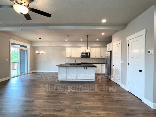 Building Photo - 1207 NE Henderson Dr