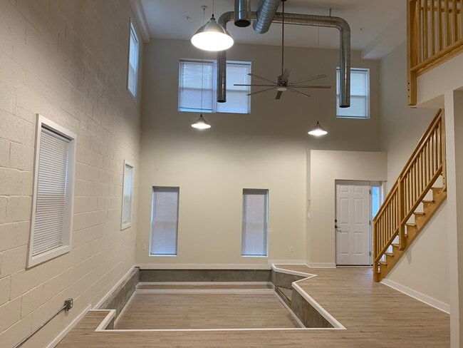 Building Photo - 35 Woodside Pl