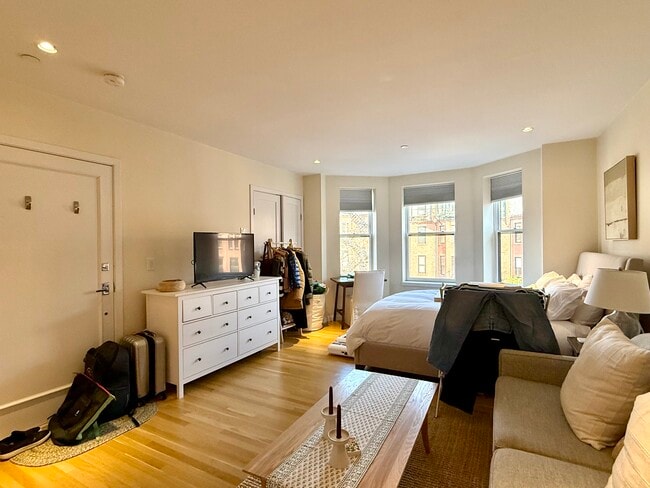 Building Photo - 209 Newbury St