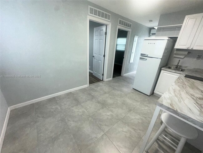 Building Photo - 614 N 56th Ave