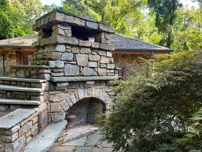 Foto del edificio - 55 Sunken Orchard Ln