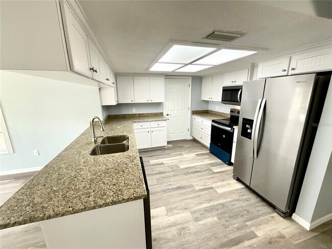 Building Photo - 7420 Astor Dr