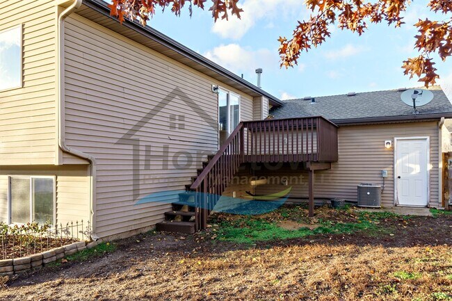 Foto del edificio - 4-Bedroom 2-Bathroom Home with Attached 2-...