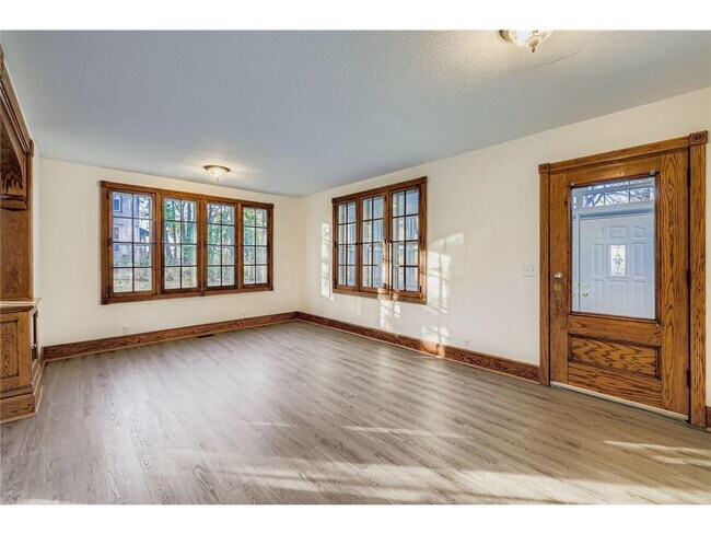 Foto del edificio - 988 Reaney Ave E