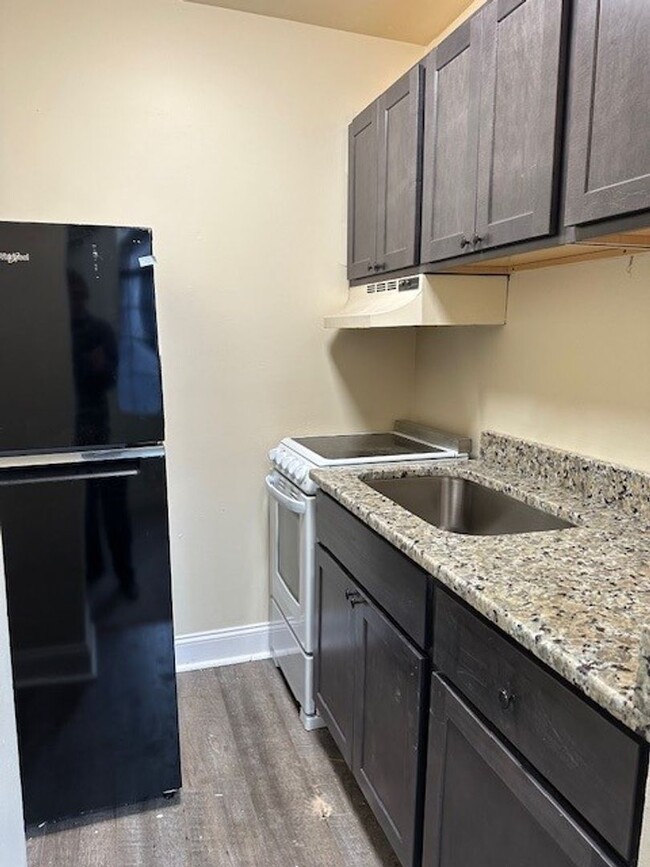 Building Photo - Spacious 4th Floor 1-Bedroom, 1-Bathroom A...