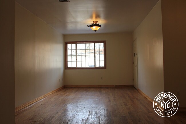 Building Photo - 656 Maple St