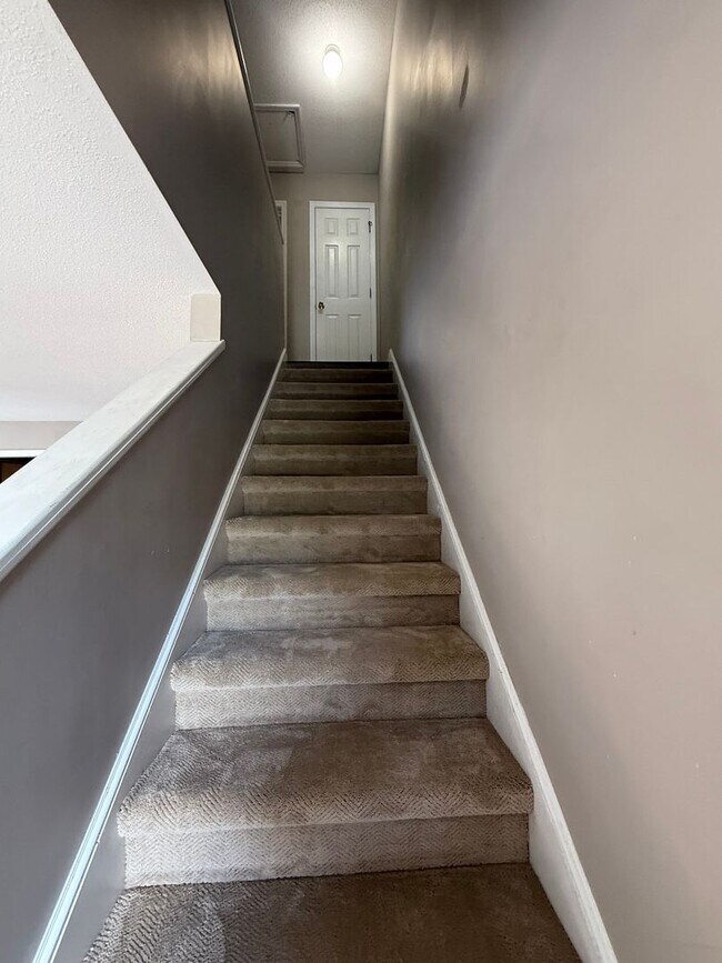 Building Photo - Beautiful 2bedroom, 2bathroom Townhome
