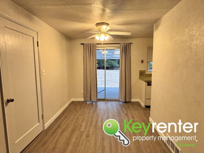 Foto del edificio - Updated 3 Bedroom Home with Huge Backyard ...