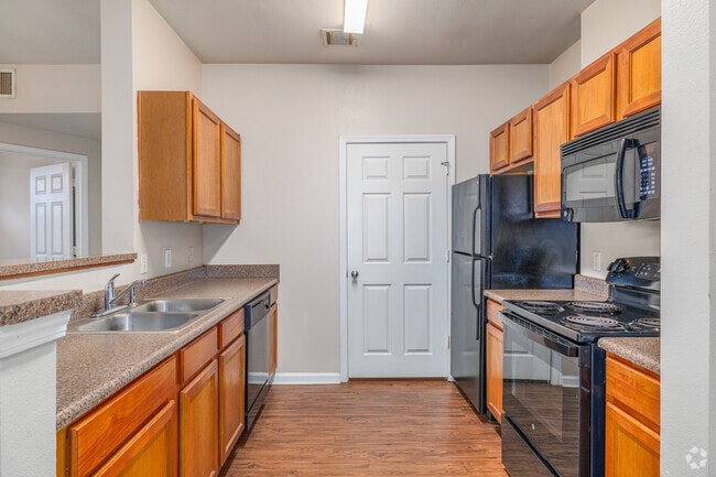 2BR, 2BA - 1,000SF - Kitchen - Home Towne At Conway