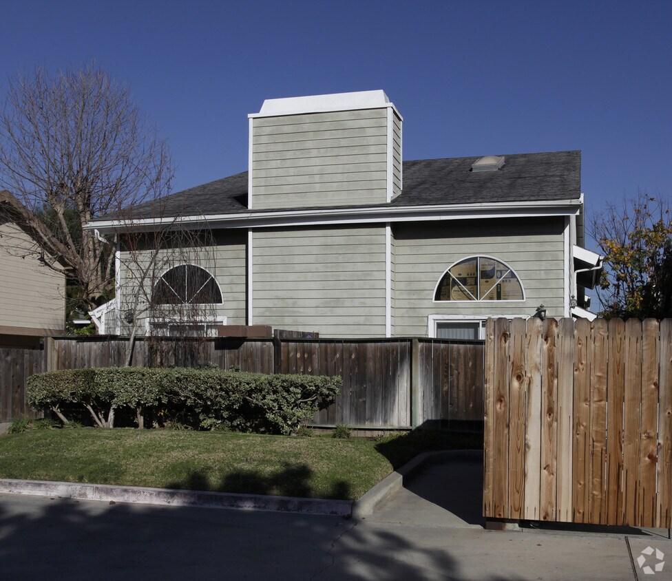 Building Photo - 236 Avocado St
