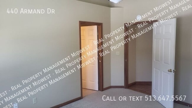 Foto del edificio - 440 Armand Dr