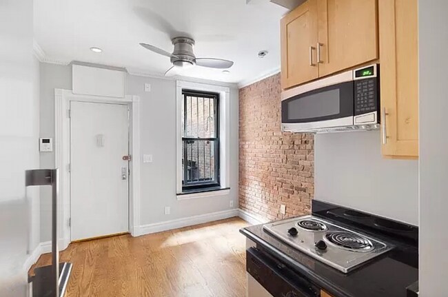 Foto del edificio - 439 W 50th St