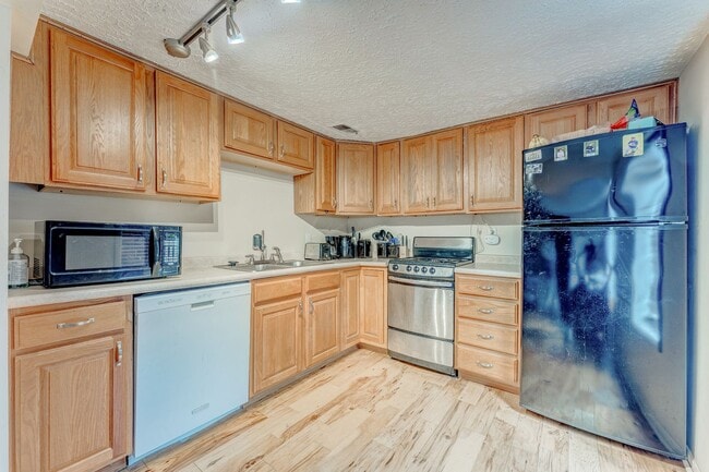 Building Photo - 1 Bedroom Near Downtown; includes Water/Se...