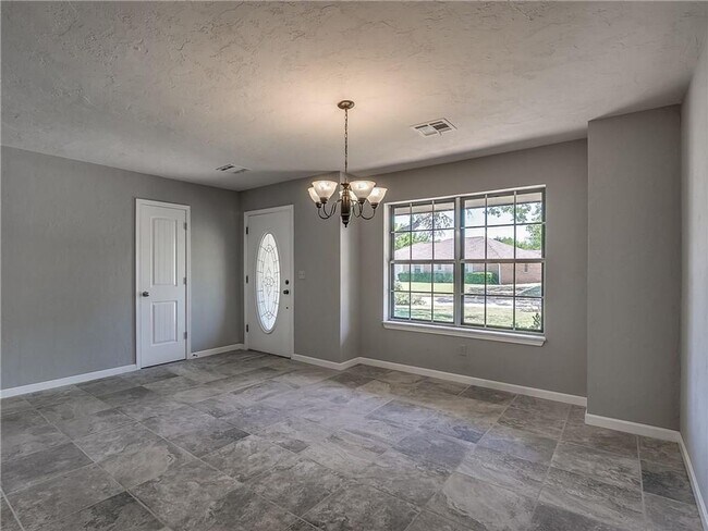 Foto del edificio - Stunning 4 bedroom home with bonus room ne...