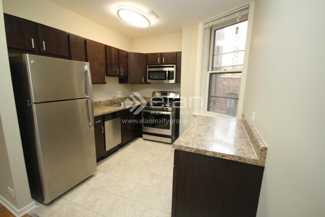Building Photo - 424 W Belden Ave