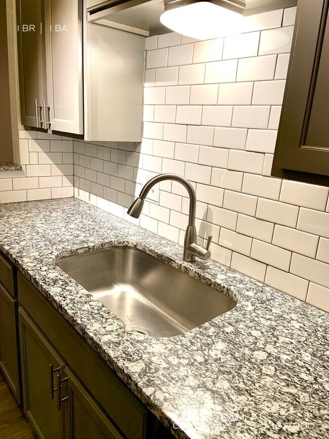 Building Photo - Beautifully Remodeled 1 Bedrooms