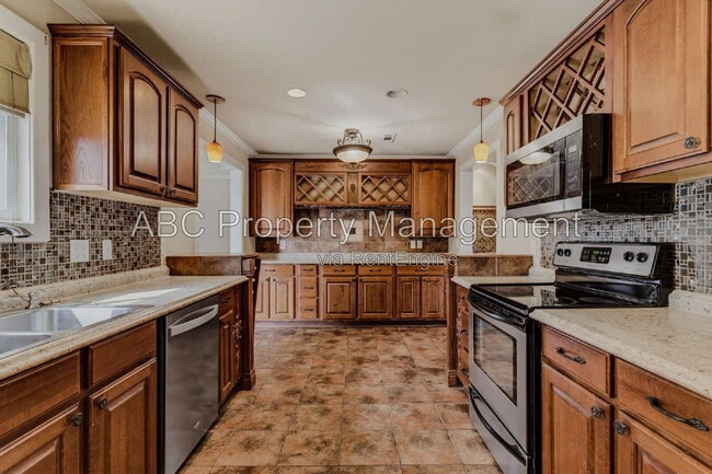 Building Photo - 911 Eicher Ave