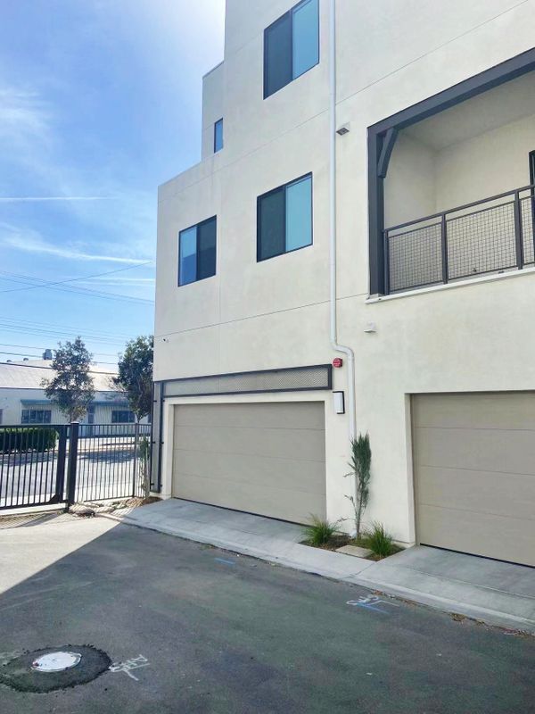 Foto del edificio - 2049 W Rosecrans Ave