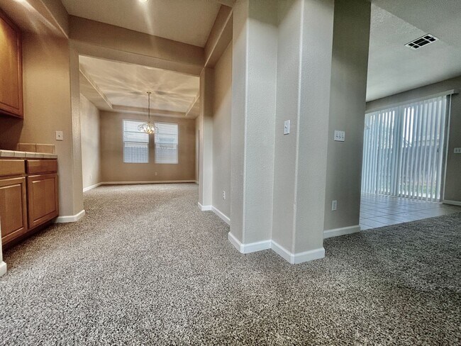 Foto del edificio - 5 Bed, 4 bath home ready to go ! OCCUPIED ...