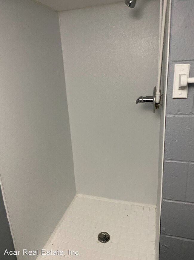 Building Photo - 2 br, 1 bath House - 406 E 11th St B