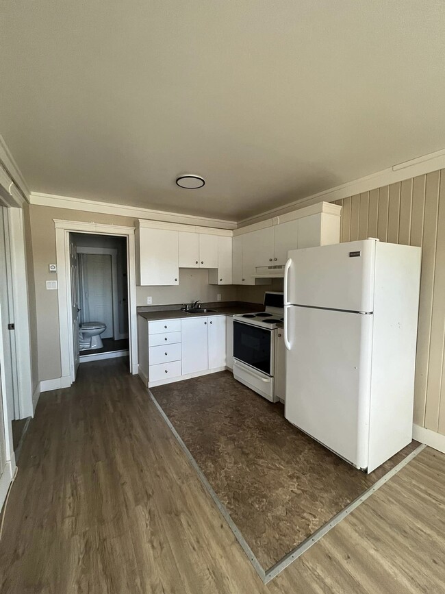 Building Photo - 894 Rue Principale